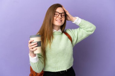 İzole edilmiş mor bir geçmişi olan genç kız çok gülümsüyor.