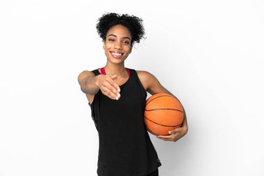 Genç basketbolcu, beyaz arka planda izole edilmiş, iyi bir anlaşma için el sıkışan Latin bir kadın.