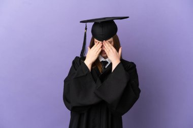 Tecrit edilmiş mor arka planda genç üniversite mezunu, yorgun ve hasta bir ifadeyle.