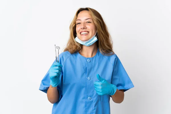 Žena Zubař Drží Nástroje Izolované Bílém Pozadí Dává Palce Nahoru — Stock fotografie