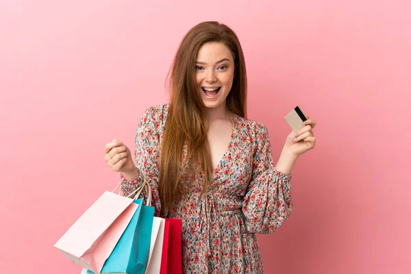 Ragazza Adolescente Isolato Sfondo Rosa Tenendo Borse Della Spesa Sorpreso — Foto Stock