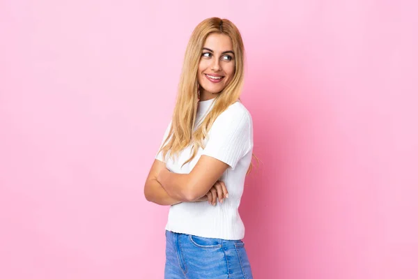 Joven Mujer Rubia Uruguaya Sobre Fondo Rosa Aislado Mirando Hacia —  Fotos de Stock