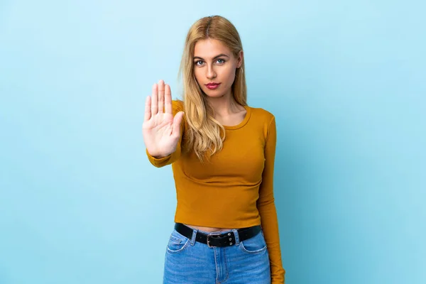 Ung Uruguayansk Blond Kvinna Över Isolerad Blå Bakgrund Gör Stopp — Stockfoto