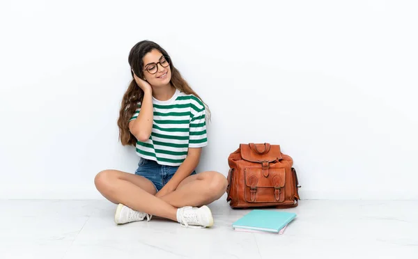 Jovem Estudante Mulher Sentado Chão Isolado Fundo Branco Pensando Uma — Fotografia de Stock