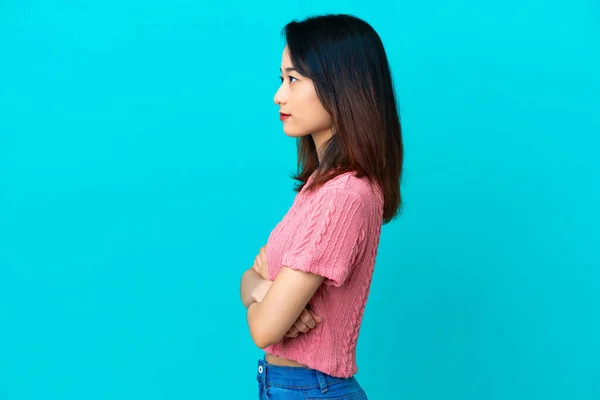 Молода Єтнамська Жінка Ізольована Синьому Фоні Бічній Позиції — стокове фото