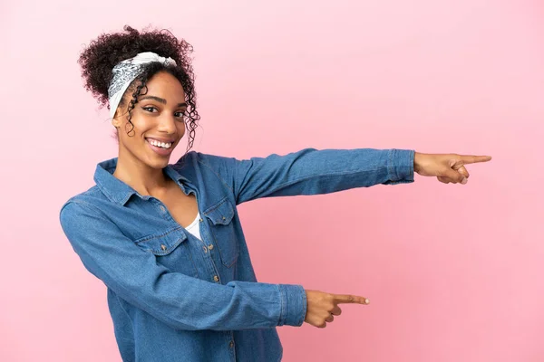 Giovane Donna Latina Isolata Sfondo Rosa Che Punta Dito Verso — Foto Stock