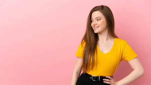 Tiener Meisje Geïsoleerde Roze Achtergrond Kijken Naar Zijkant Glimlachen — Stockfoto