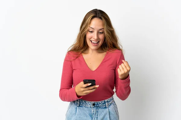 Joven Rubia Aislada Sobre Fondo Azul Sorprendida Enviando Mensaje —  Fotos de Stock