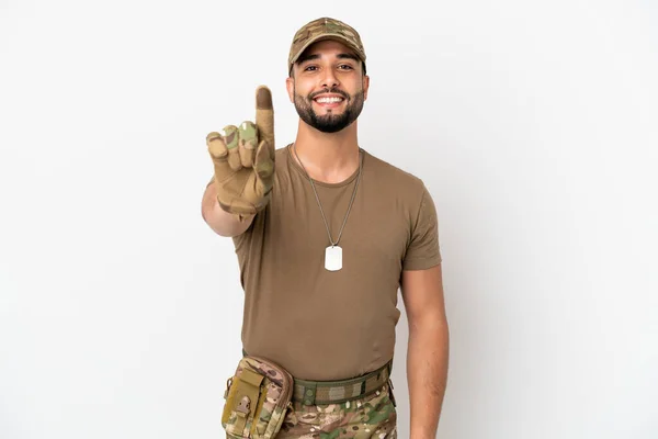 Νεαρός Άραβας Στρατιώτης Απομονωμένος Λευκό Φόντο Που Δείχνει Και Σηκώνει — Φωτογραφία Αρχείου