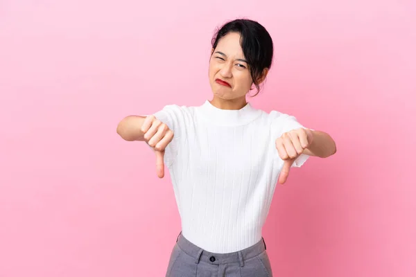 Mujer Vietnamita Joven Aislada Sobre Fondo Rosa Mostrando Pulgar Hacia —  Fotos de Stock