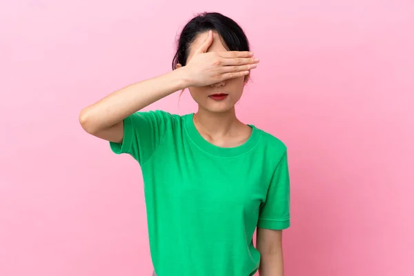 Νεαρή Βιετναμέζα Απομονωμένη Ροζ Φόντο Που Καλύπτει Μάτια Χέρια Δεν — Φωτογραφία Αρχείου