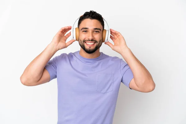 Hombre Árabe Joven Aislado Sobre Fondo Blanco Escuchando Música —  Fotos de Stock
