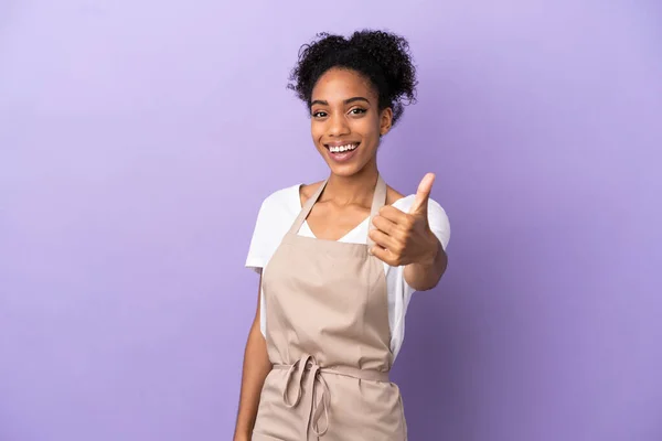 Restaurang Servitör Latin Kvinna Isolerad Lila Bakgrund Med Tummen Upp — Stockfoto