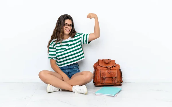 Joven Estudiante Sentada Suelo Aislado Sobre Fondo Blanco Haciendo Gesto —  Fotos de Stock