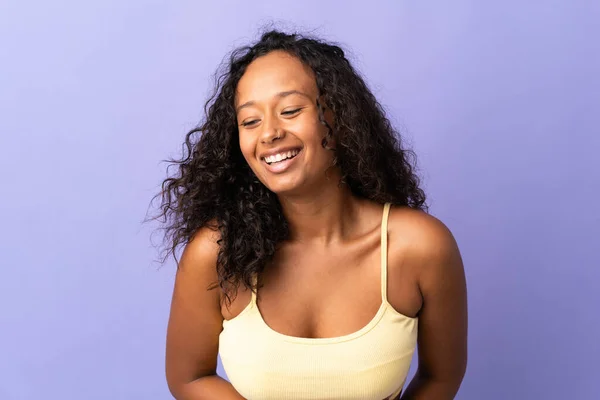 Adolescente Cubana Menina Isolada Fundo Roxo Sorrindo Muito — Fotografia de Stock