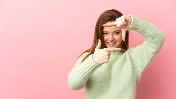 孤立したピンクの背景に焦点を当てた10代の少女 フレーミングシンボル — ストック写真