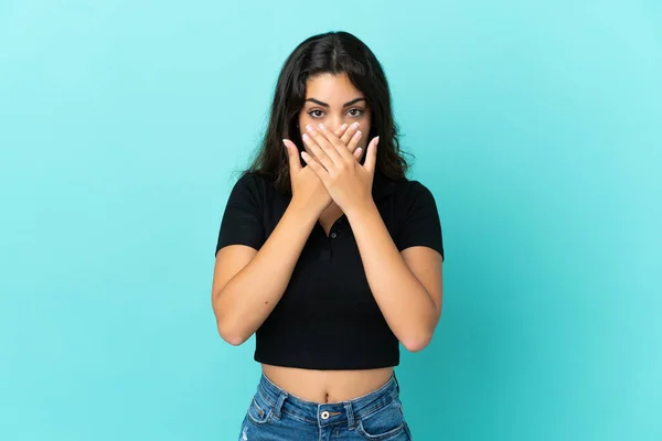 Mulher Branca Jovem Isolado Fundo Azul Cobrindo Boca Com Mãos — Fotografia de Stock