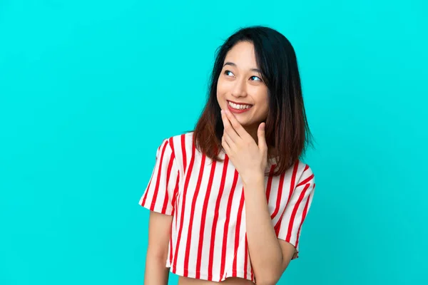 Giovane Donna Vietnamita Isolata Sfondo Blu Guardando Alto Sorridendo — Foto Stock