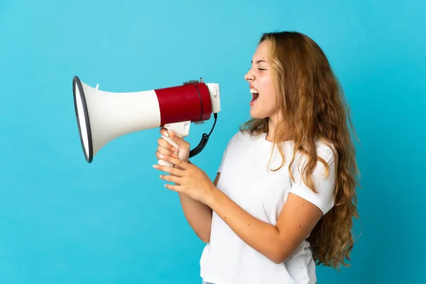 Jovem Loira Isolada Fundo Azul Gritando Através Megafone — Fotografia de Stock