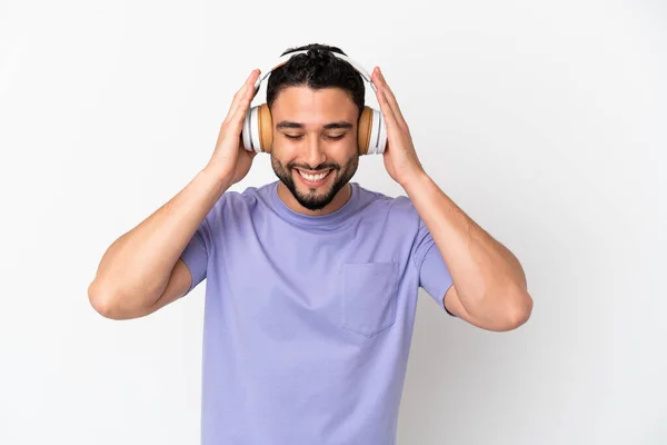 Hombre Árabe Joven Aislado Sobre Fondo Blanco Escuchando Música —  Fotos de Stock