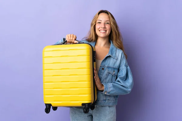 Mujer Rubia Joven Aislada Sobre Fondo Púrpura Vacaciones Con Maleta — Foto de Stock