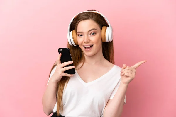 Teenager Girl Isolated Pink Background Listening Music Mobile Singing — Stock Photo, Image