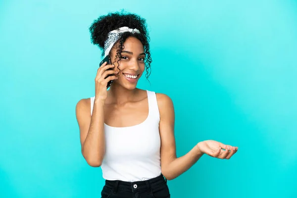 Jeune Femme Latine Isolée Sur Fond Bleu Gardant Une Conversation — Photo