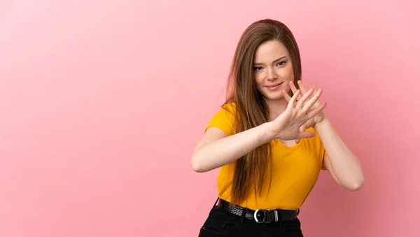 Teenager Dívka Přes Izolované Růžové Pozadí Nervózní Strečink Ruce Přední — Stock fotografie