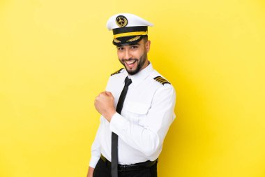 Uçak Arap pilotu sarı arka planda izole edilmiş bir şekilde zaferi kutluyor.