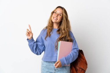 Beyaz arka planda izole edilmiş genç bir bayan en iyinin işareti olarak parmağını kaldırıyor.