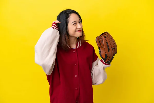 Jonge Vietnamese Speler Vrouw Met Honkbal Handschoen Geïsoleerd Gele Achtergrond — Stockfoto