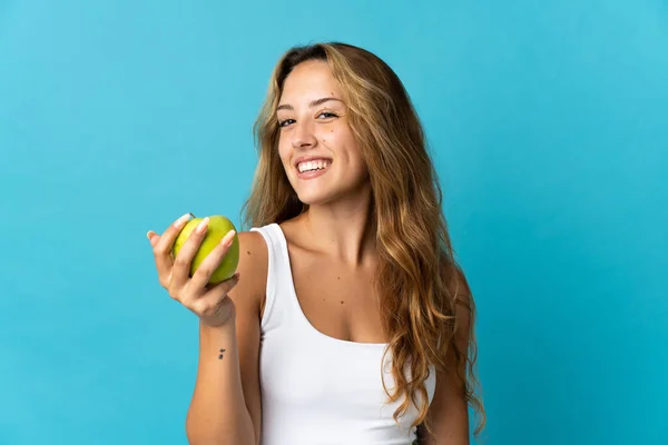 Giovane Donna Bionda Isolata Sfondo Blu Con Una Mela — Foto Stock