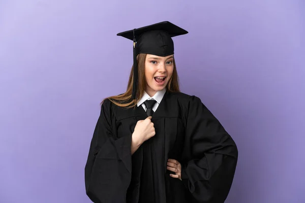 若い大学卒業生は驚きの表情で孤立した紫色の背景を超えて — ストック写真