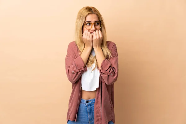 Молодая Уругвайская Блондинка Изолированном Фоне Нервничает Боится Класть Руки Рот — стоковое фото