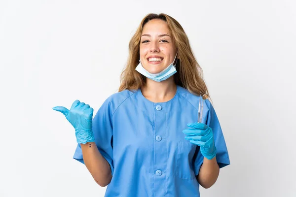 Žena Zubař Drží Nástroje Izolované Bílém Pozadí Ukazuje Stranu Prezentovat — Stock fotografie