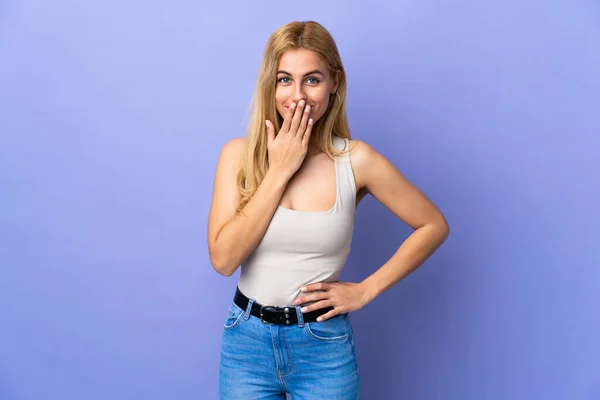 Joven Mujer Rubia Uruguaya Sobre Fondo Aislado Feliz Sonriente Cubriendo —  Fotos de Stock