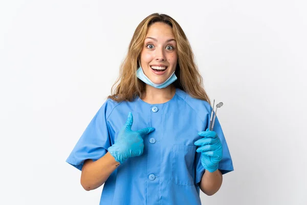 Žena Zubař Držení Nástroje Izolované Bílém Pozadí Překvapivým Výrazem Obličeje — Stock fotografie
