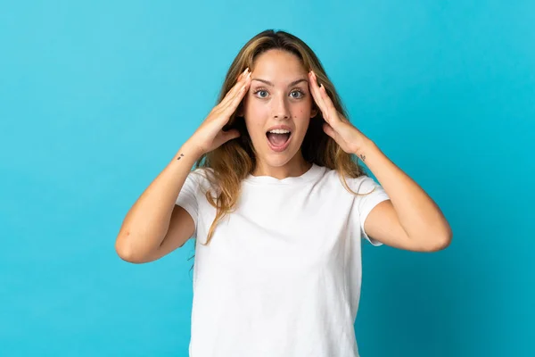 Young Blonde Woman Isolated Blue Background Surprise Expression — Stock Photo, Image