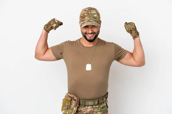 Ung Arabisk Soldat Man Isolerad Vit Bakgrund Gör Stark Gest — Stockfoto
