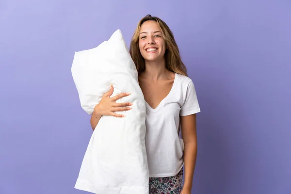 Jonge Blonde Vrouw Geïsoleerd Paarse Achtergrond Pyjama Glimlachen Veel — Stockfoto