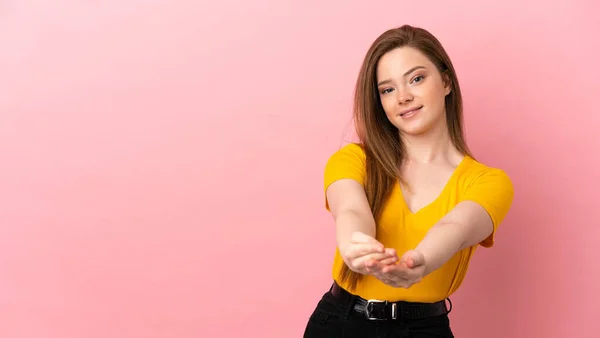 Teenager Dívka Přes Izolované Růžové Pozadí Drží Copyspace Imaginární Dlani — Stock fotografie