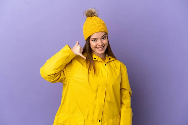 Chica Adolescente Con Abrigo Impermeable Sobre Fondo Púrpura Aislado Haciendo —  Fotos de Stock