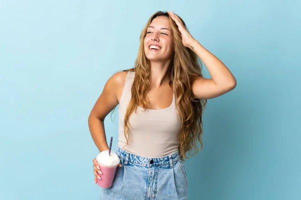 Mujer Joven Con Batido Fresa Aislado Sobre Fondo Azul Sonriendo — Foto de Stock