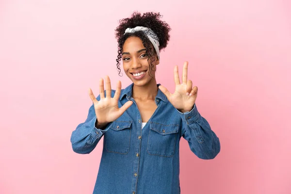 Молода Латинська Жінка Ізольована Рожевому Фоні Підраховуючи Вісім Пальцями — стокове фото