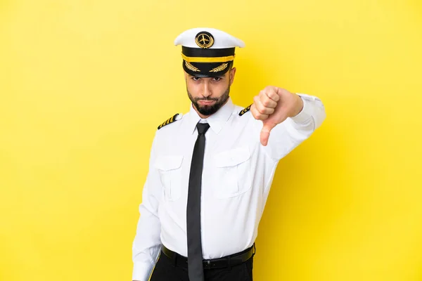 Letoun Arabský Pilot Muž Izolované Žlutém Pozadí Ukazující Palec Dolů — Stock fotografie