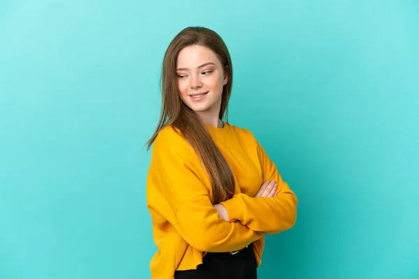 Adolescente Menina Sobre Isolado Fundo Azul Olhando Para Lado Sorrindo — Fotografia de Stock