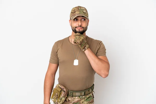 Ung Arabisk Soldat Man Isolerad Vit Bakgrund Med Tvivel Och — Stockfoto