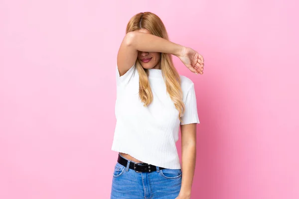 Jonge Uruguayaanse Blonde Vrouw Geïsoleerde Roze Achtergrond Bedekken Ogen Door — Stockfoto