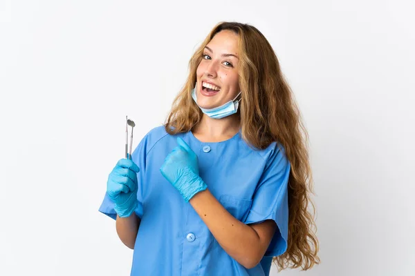 Žena Zubař Držení Nástroje Izolované Bílém Pozadí Slaví Vítězství — Stock fotografie