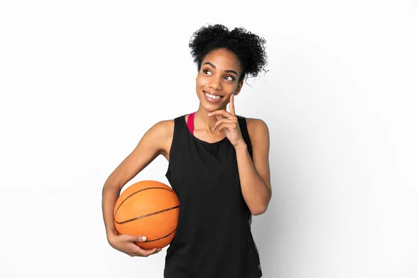 Pemain Basket Muda Wanita Latin Terisolasi Latar Belakang Putih Memikirkan — Stok Foto